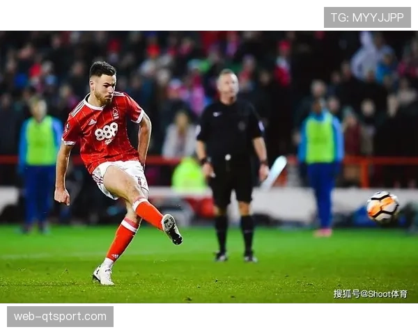 关键时刻:沙尔克04门将扑出点球后,快速手抛球发动反击 关键时刻:沙尔克04门将扑出点球后,快速手抛球发动反击