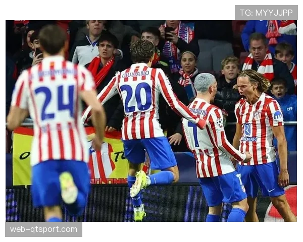 特写:终场哨响,马竞主帅西蒙尼与助教激烈讨论本场防守站位 特写:终场哨响,马竞主帅西蒙尼与助教激烈讨论本场防守站位